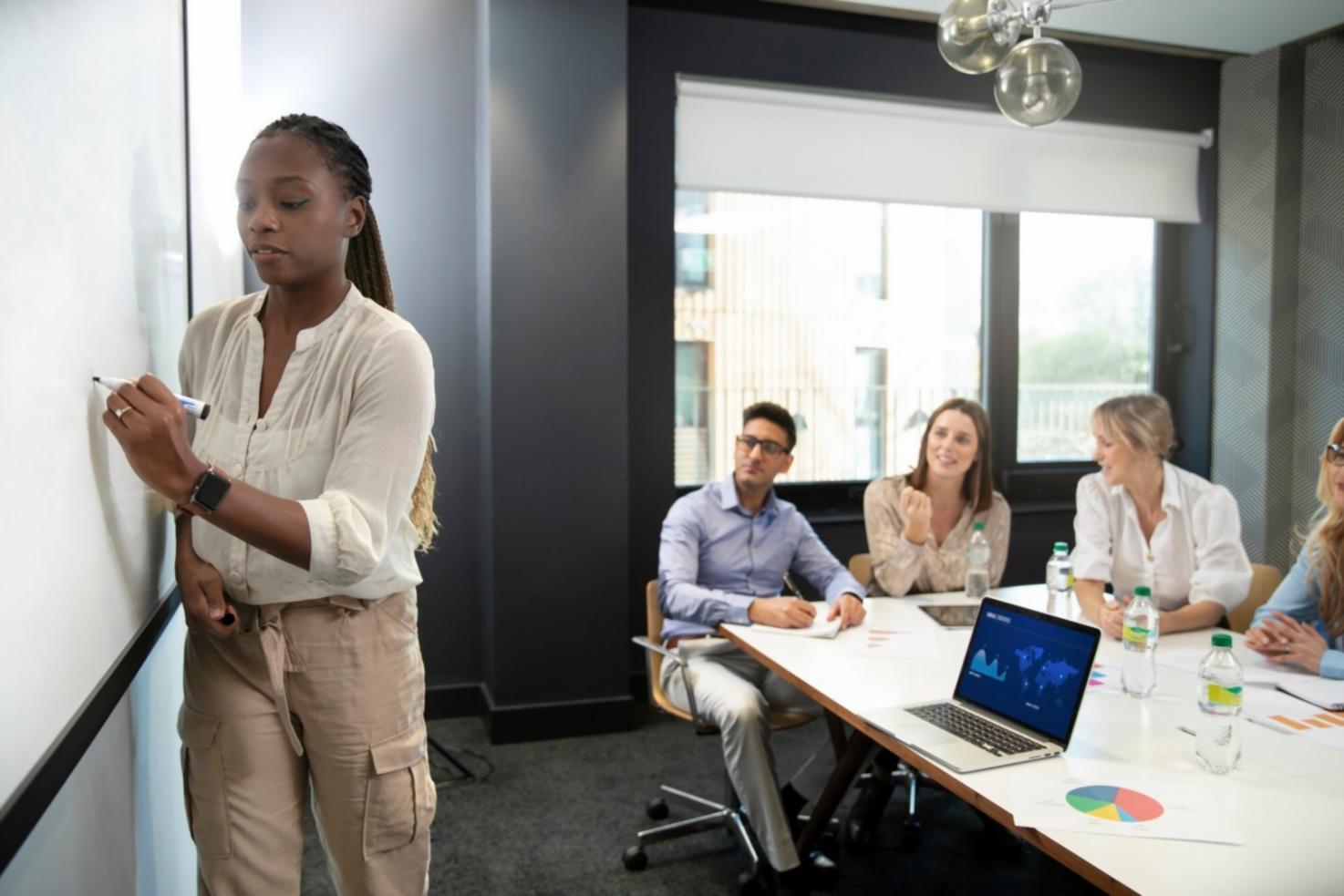 Séance de travail collaborative sur l'élaboration d'un budget prévisionnel
